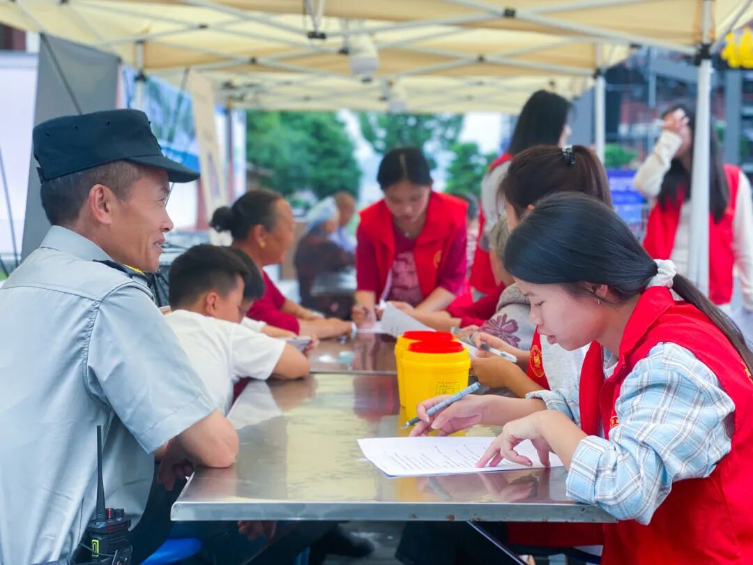 医教携手护健康 党群同心践初心丨beat365药学院开展公益健康服务行动(图2) 医教携手护健康 党群同心践初心丨beat365药学院开展公益健康服务行动(图2)