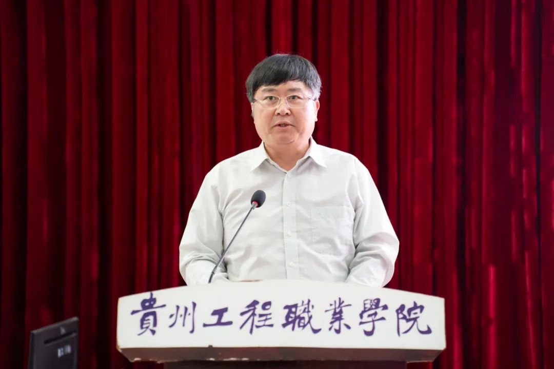 beat365召开2025年春季学期期中师德师风警示教育大会(图2) beat365召开2025年春季学期期中师德师风警示教育大会(图2)