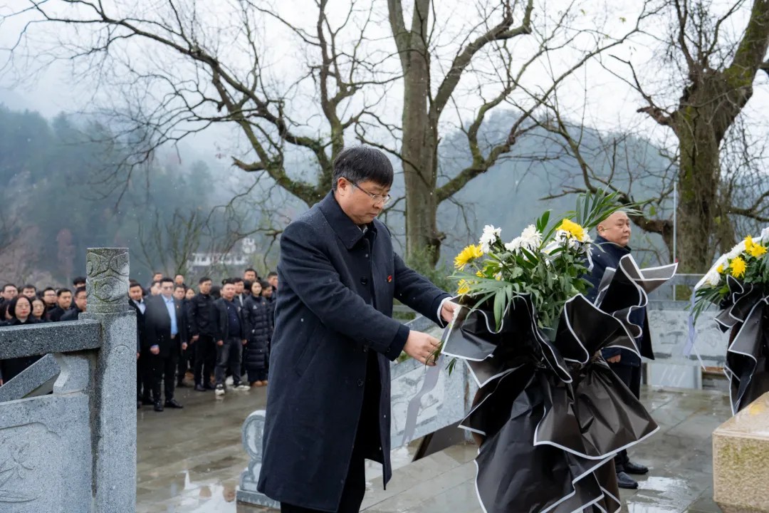 追寻革命足迹 传承红色精神丨beat365英国官方网站全体党员赴黔东特区革命委员会旧址开展党性教育活动(图3) 追寻革命足迹 传承红色精神丨beat365英国官方网站全体党员赴黔东特区革命委员会旧址开展党性教育活动(图3)