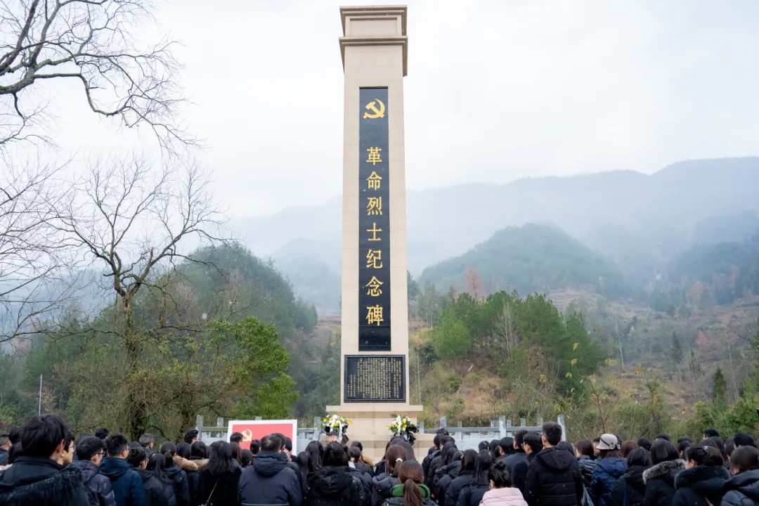 追寻革命足迹 传承红色精神丨beat365英国官方网站全体党员赴黔东特区革命委员会旧址开展党性教育活动(图6) 追寻革命足迹 传承红色精神丨beat365英国官方网站全体党员赴黔东特区革命委员会旧址开展党性教育活动(图6)