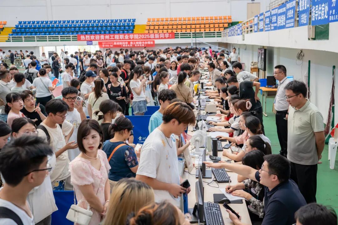 初秋相遇 满“新”欢喜丨直击2025级新生报到现场(图1) 初秋相遇 满“新”欢喜丨直击2025级新生报到现场(图1)