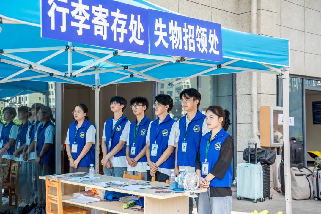 初秋相遇 满“新”欢喜丨直击2025级新生报到现场(图9) 初秋相遇 满“新”欢喜丨直击2025级新生报到现场(图9)