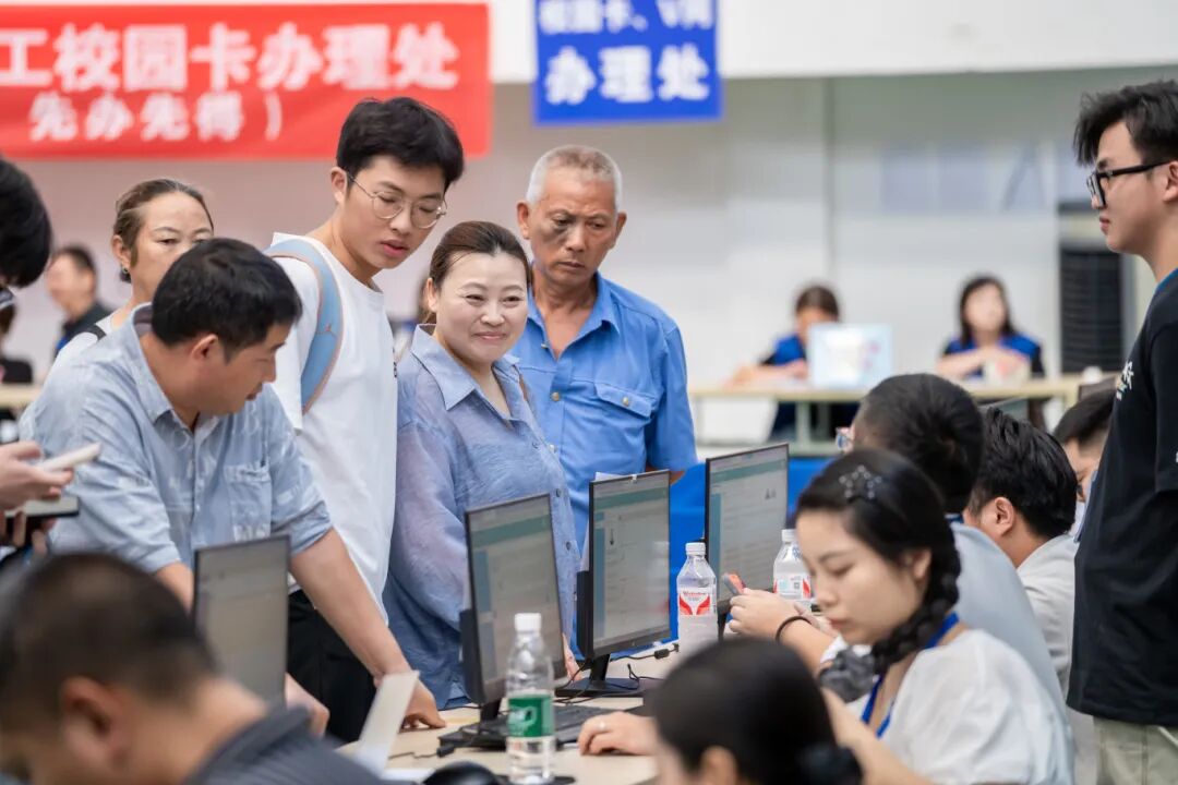 初秋相遇 满“新”欢喜丨直击2025级新生报到现场(图14) 初秋相遇 满“新”欢喜丨直击2025级新生报到现场(图14)