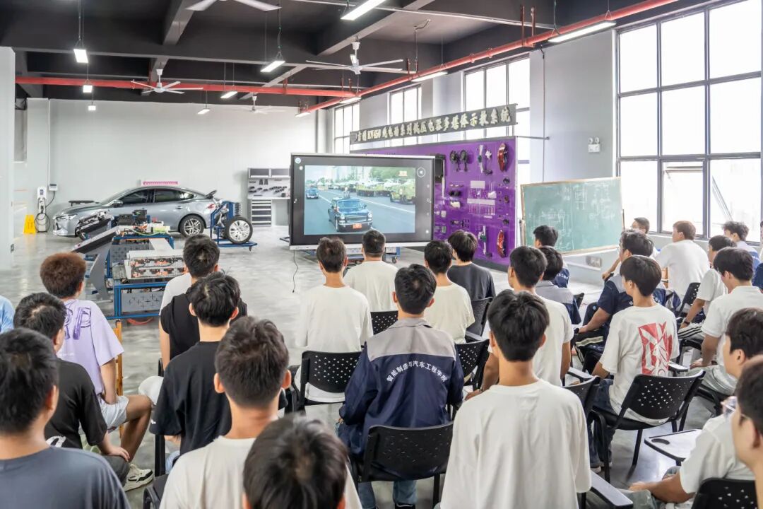 beat365英国官方网站集中收看纪念中国人民抗日战争暨世界反法西斯战争胜利80周年大会(图4)