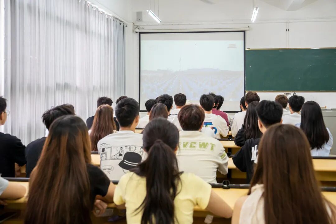 beat365英国官方网站集中收看纪念中国人民抗日战争暨世界反法西斯战争胜利80周年大会(图5)