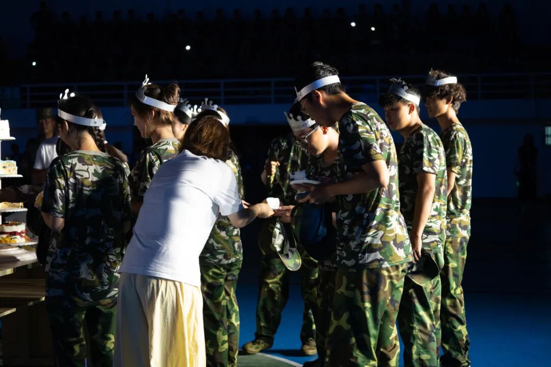 当军训集体生日会邂逅教师节，贵工这场双向奔赴太暖了(图6)