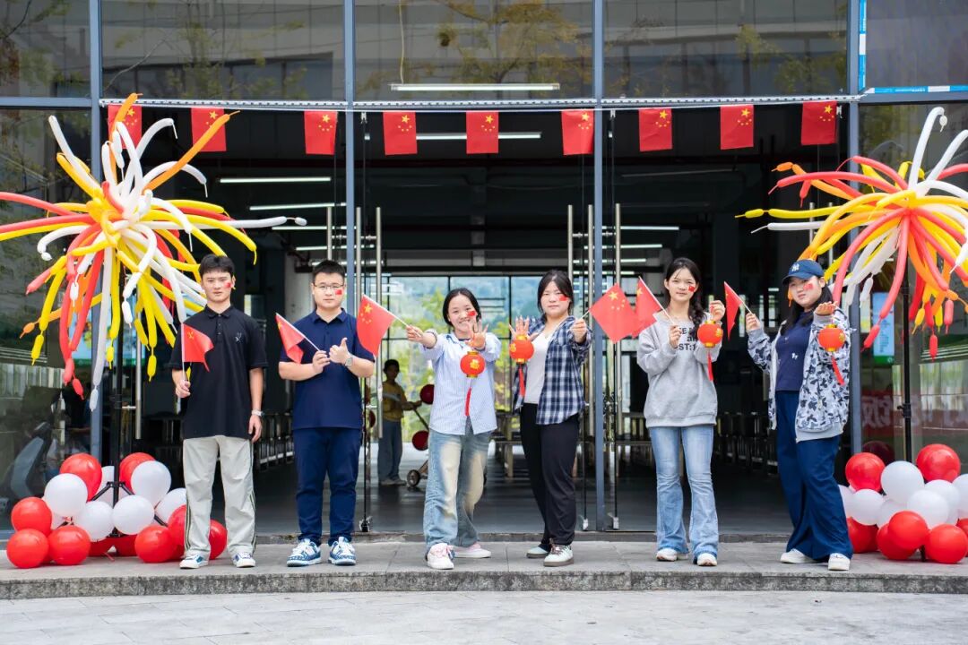 beat365英国官方网站师生共庆中华人民共和国成立76周年(图3) beat365英国官方网站师生共庆中华人民共和国成立76周年(图3)