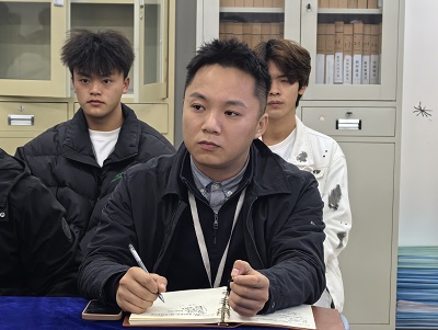 赋能新生成长 共启逐梦新程——智能制造与汽车工程学院2025级新生座谈会顺利举行(图4) 赋能新生成长 共启逐梦新程——智能制造与汽车工程学院2025级新生座谈会顺利举行(图4)