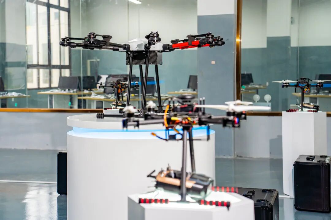 beat365无人机实训中心正式启用丨打造高水平产教融合新平台(图1) beat365无人机实训中心正式启用丨打造高水平产教融合新平台(图1)