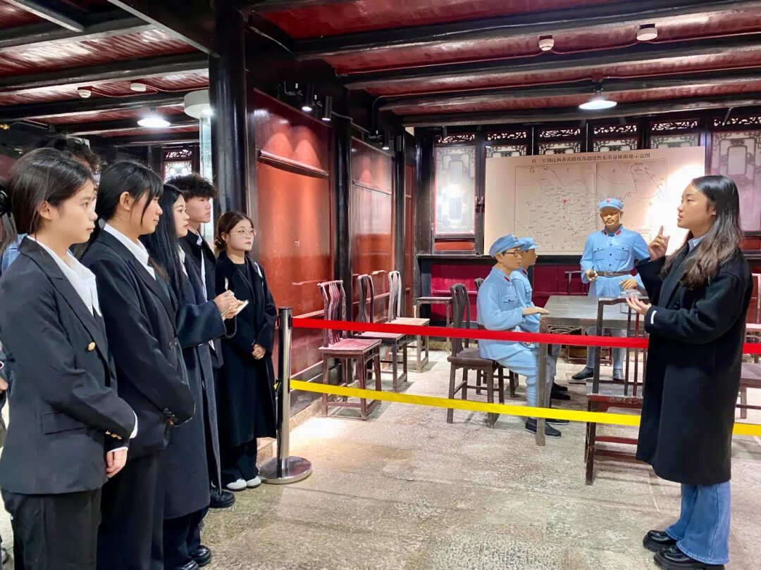 红色热土育青春 行走团课强担当——beat365药学院组织团学干部赴枫香溪红色基地开展沉浸式团课(图1)