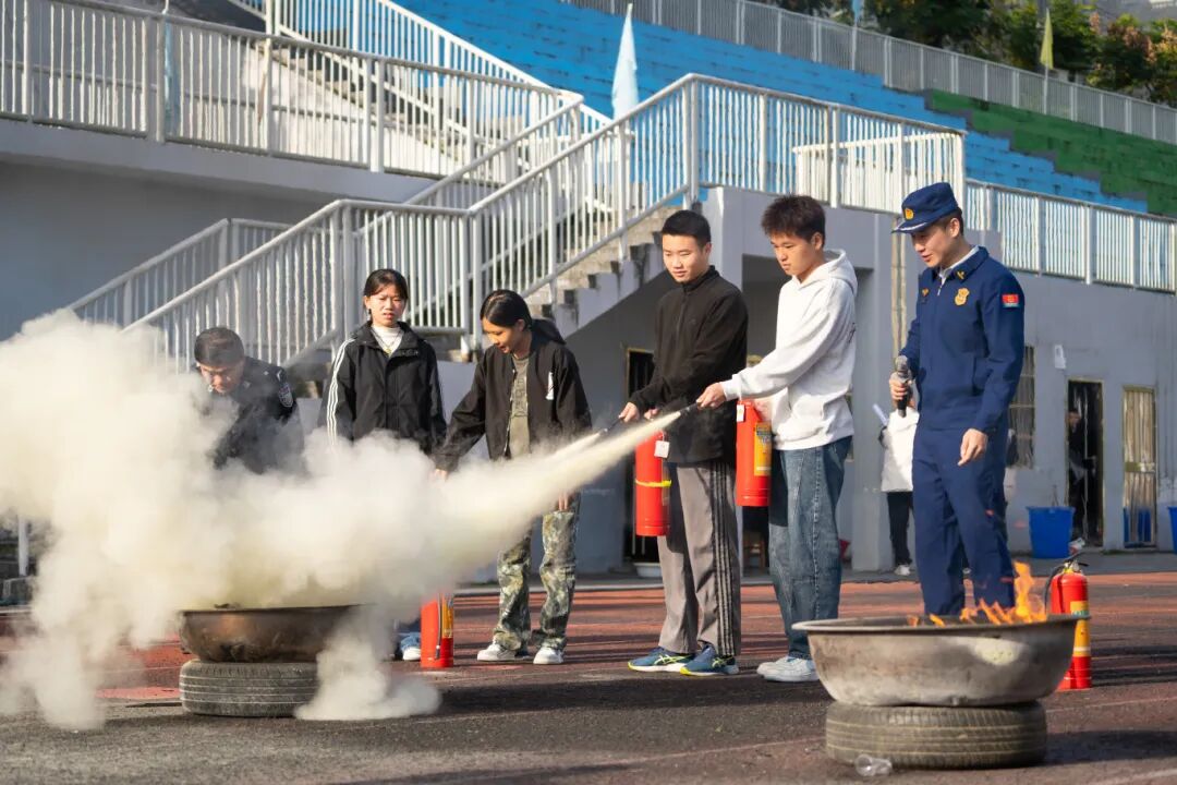 beat365举办德江县第四届大学生消防技能运动会暨消防安全培训演练活动(图5) beat365举办德江县第四届大学生消防技能运动会暨消防安全培训演练活动(图5)