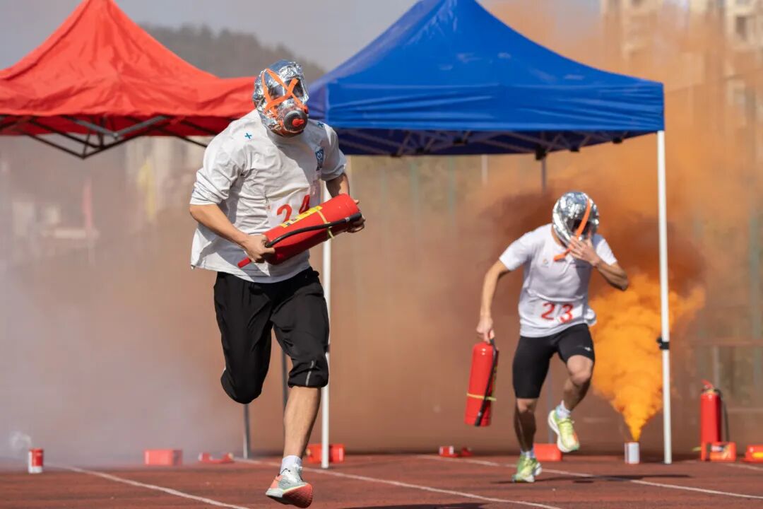 beat365举办德江县第四届大学生消防技能运动会暨消防安全培训演练活动(图10) beat365举办德江县第四届大学生消防技能运动会暨消防安全培训演练活动(图10)