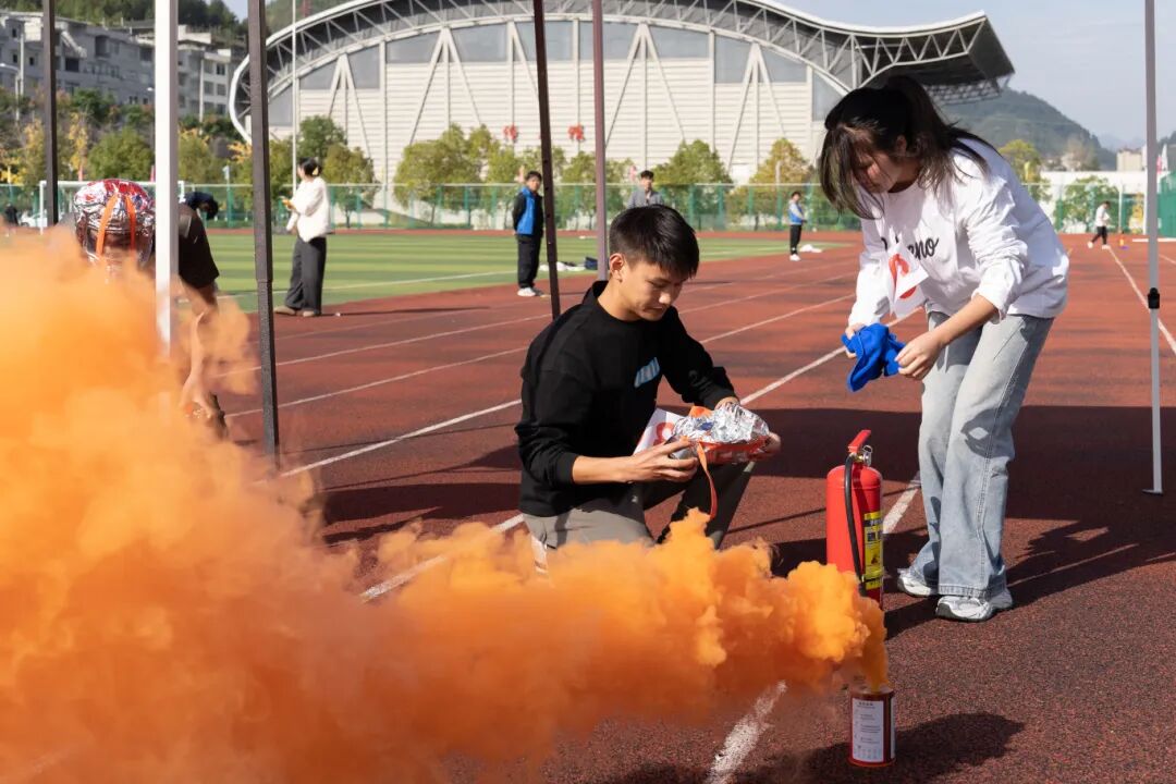 beat365举办德江县第四届大学生消防技能运动会暨消防安全培训演练活动(图11) beat365举办德江县第四届大学生消防技能运动会暨消防安全培训演练活动(图11)