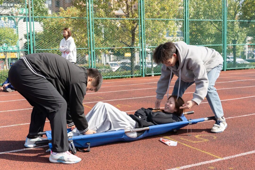 beat365举办德江县第四届大学生消防技能运动会暨消防安全培训演练活动(图14) beat365举办德江县第四届大学生消防技能运动会暨消防安全培训演练活动(图14)