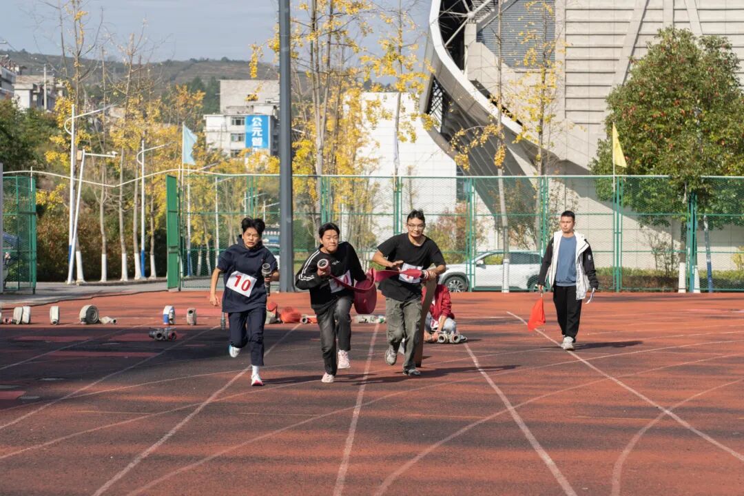 beat365举办德江县第四届大学生消防技能运动会暨消防安全培训演练活动(图13) beat365举办德江县第四届大学生消防技能运动会暨消防安全培训演练活动(图13)