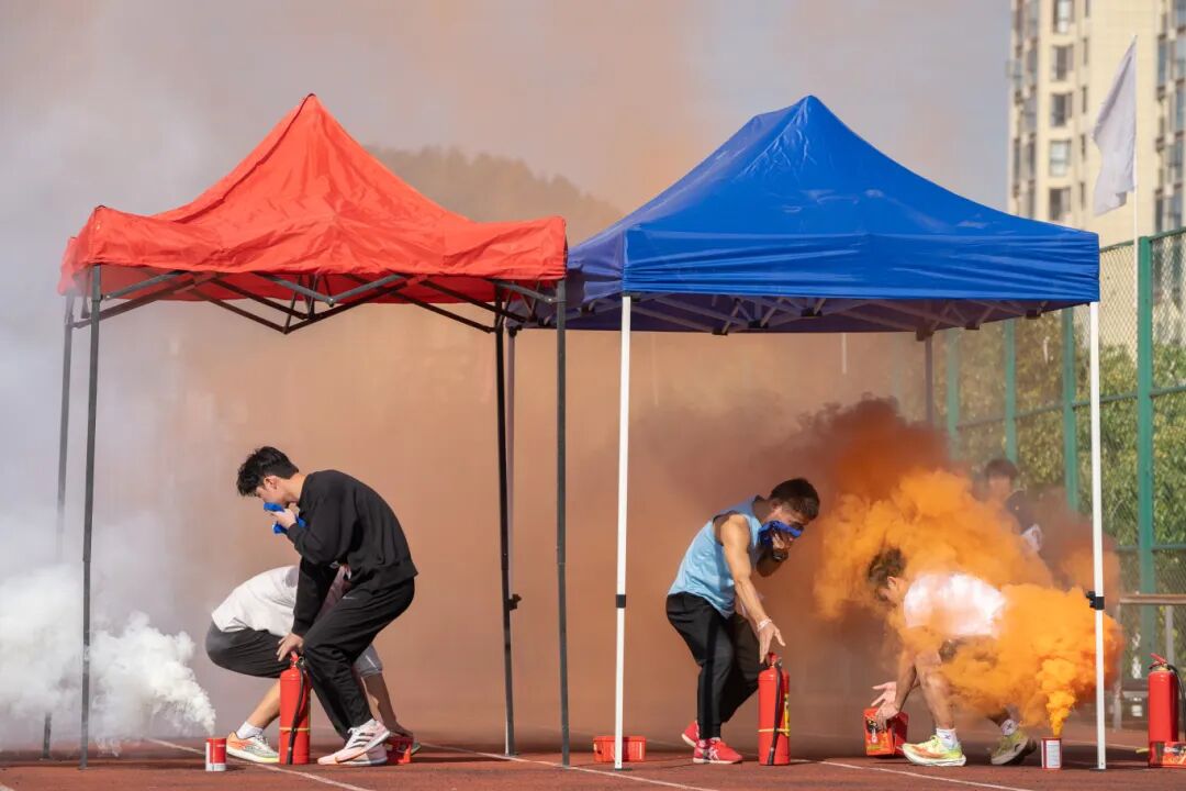 beat365举办德江县第四届大学生消防技能运动会暨消防安全培训演练活动(图9) beat365举办德江县第四届大学生消防技能运动会暨消防安全培训演练活动(图9)