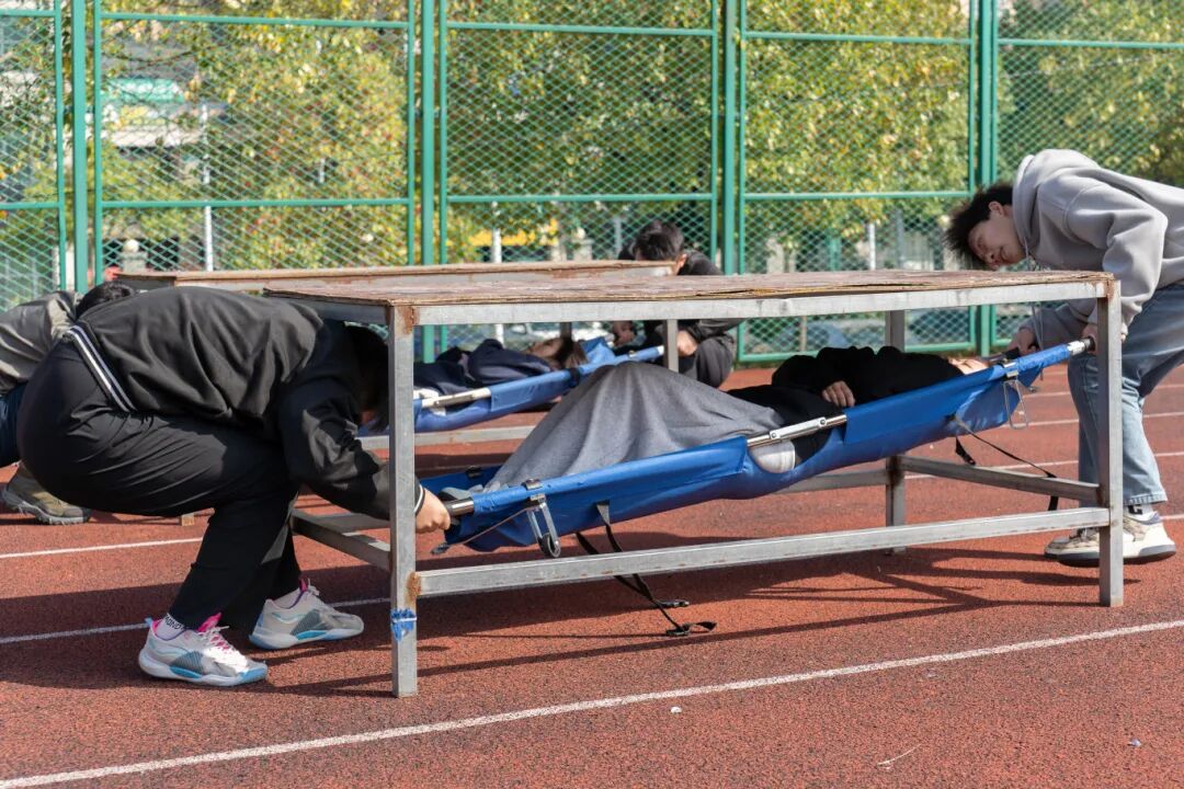 beat365举办德江县第四届大学生消防技能运动会暨消防安全培训演练活动(图15) beat365举办德江县第四届大学生消防技能运动会暨消防安全培训演练活动(图15)