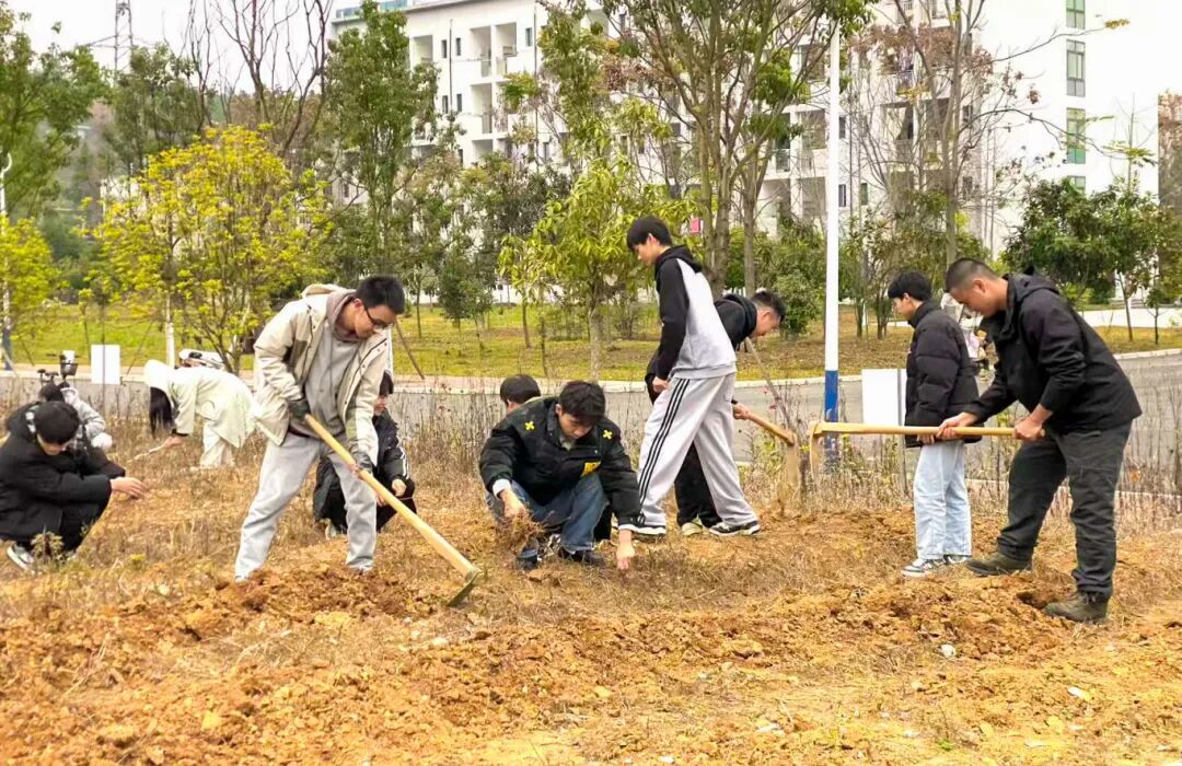 党建领航 专业赋能:药学院开展药用植物园劳动实践与“理论宣传二人讲”活动(图1) 党建领航 专业赋能:药学院开展药用植物园劳动实践与“理论宣传二人讲”活动(图1)