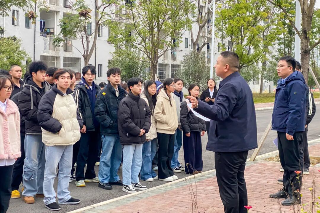 党建领航 专业赋能:药学院开展药用植物园劳动实践与“理论宣传二人讲”活动(图2) 党建领航 专业赋能:药学院开展药用植物园劳动实践与“理论宣传二人讲”活动(图2)
