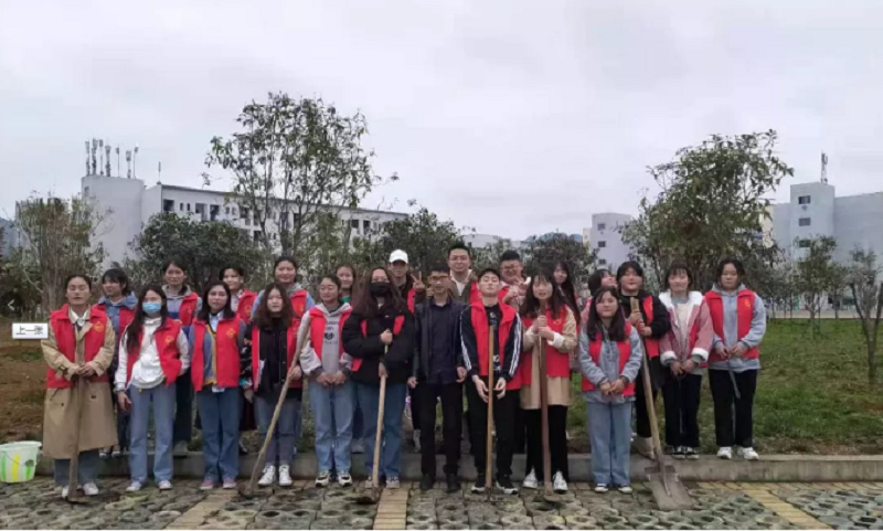 拥抱春天,与绿色同行——护理、药学院团总支开展校园护树活动(图1) 拥抱春天,与绿色同行——护理、药学院团总支开展校园护树活动(图1)