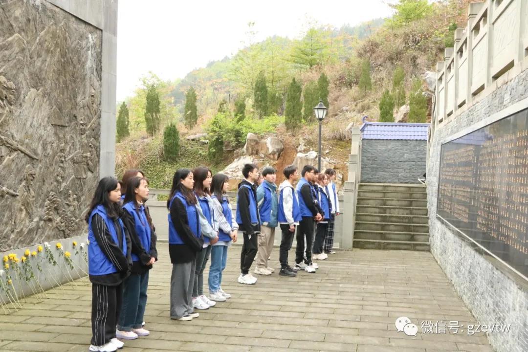 清明丨贵工师生缅怀英烈(图2) 清明丨贵工师生缅怀英烈(图2)
