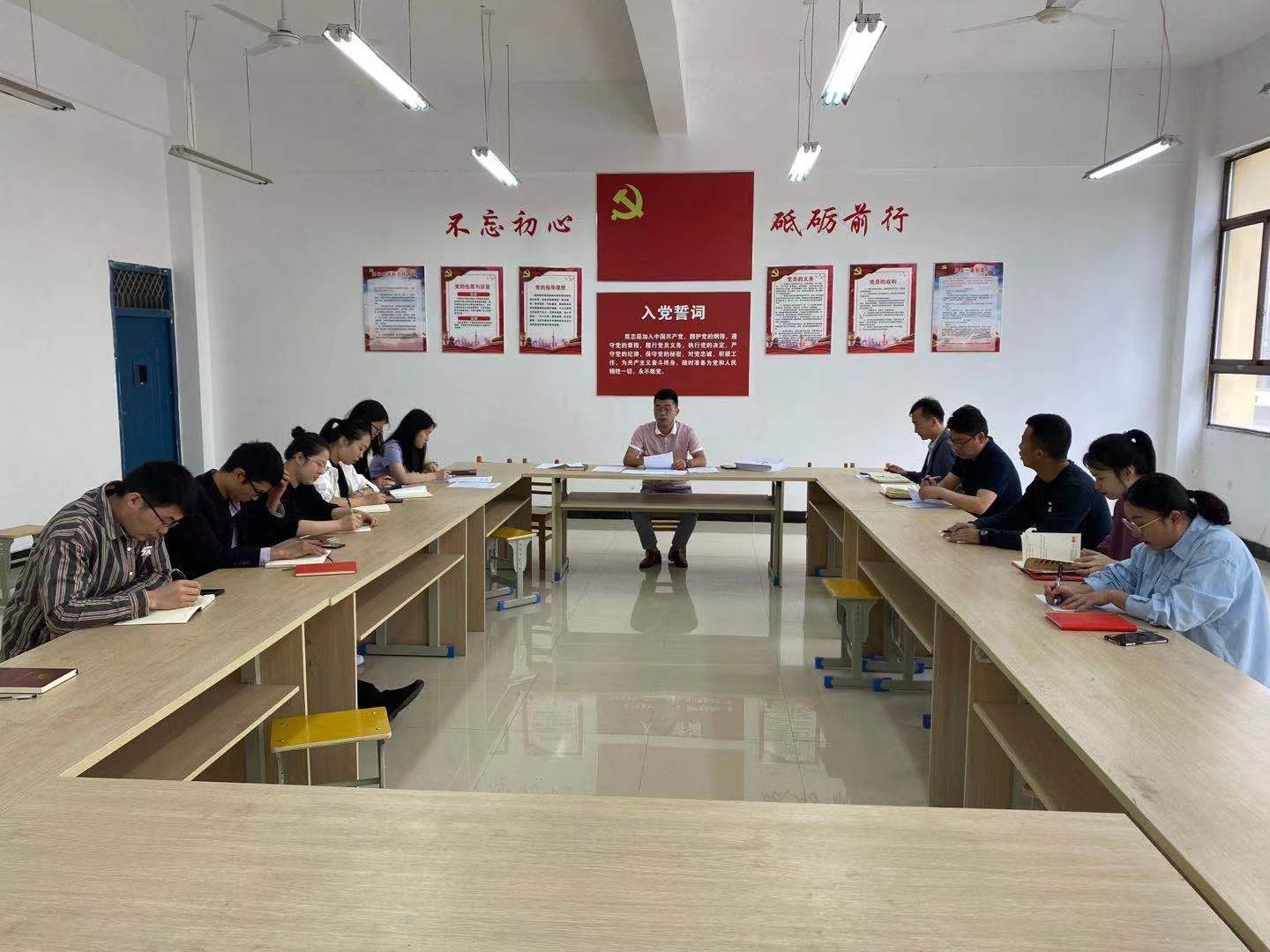 护理药学党支部组织召开2021年“两优一先”评选 暨第五期党史教育集中学习大会(图1) 护理药学党支部组织召开2021年“两优一先”评选 暨第五期党史教育集中学习大会(图1)