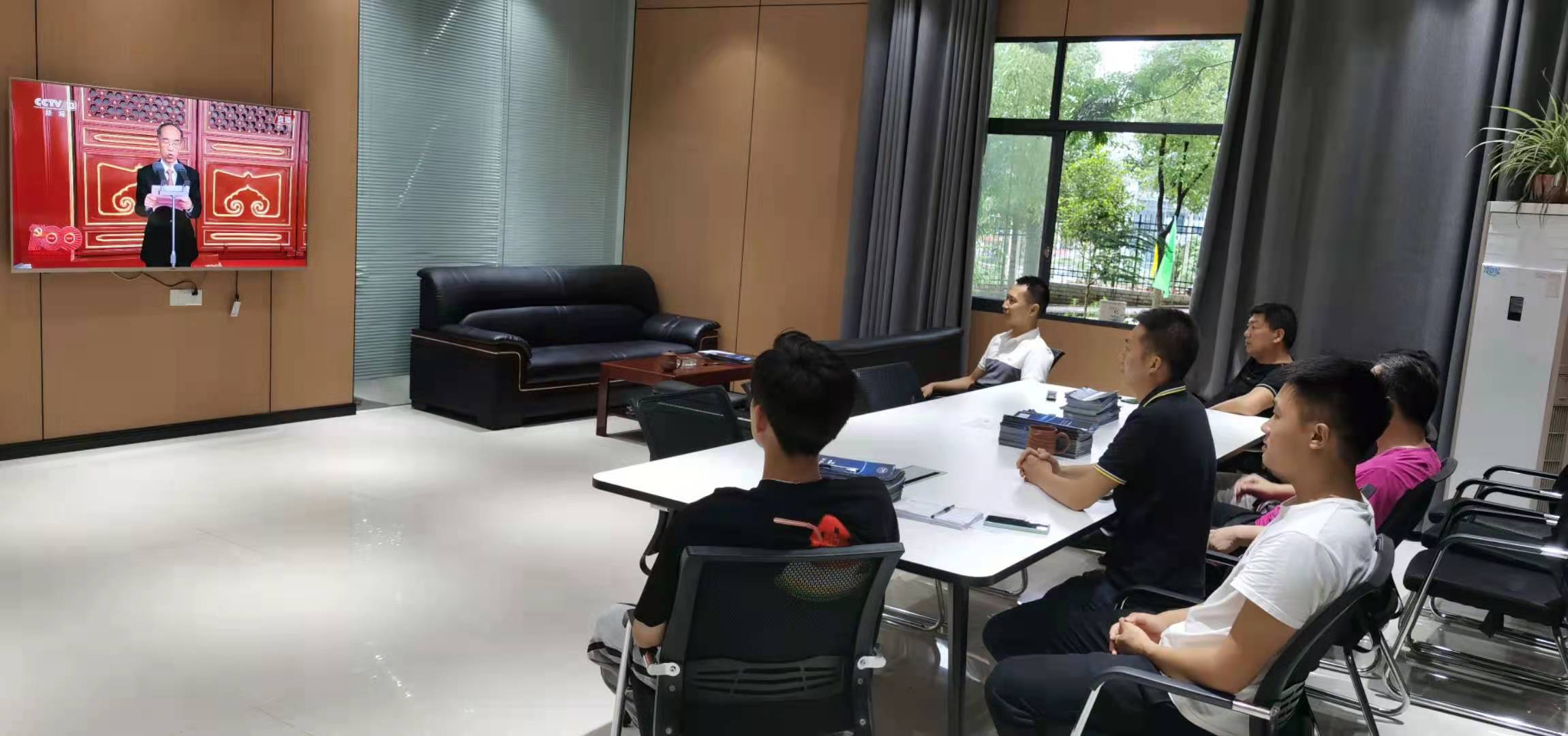 beat365英国官方网站组织教职工收看并热议庆祝中国共产党成立100周年大会(图3)