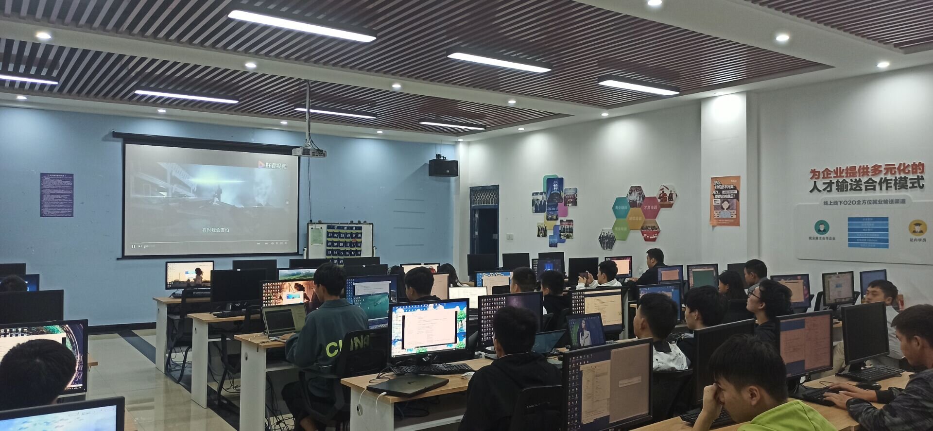 大数据与信息技术学院开展国际减灾日安全主题教育活动(图2) 大数据与信息技术学院开展国际减灾日安全主题教育活动(图2)