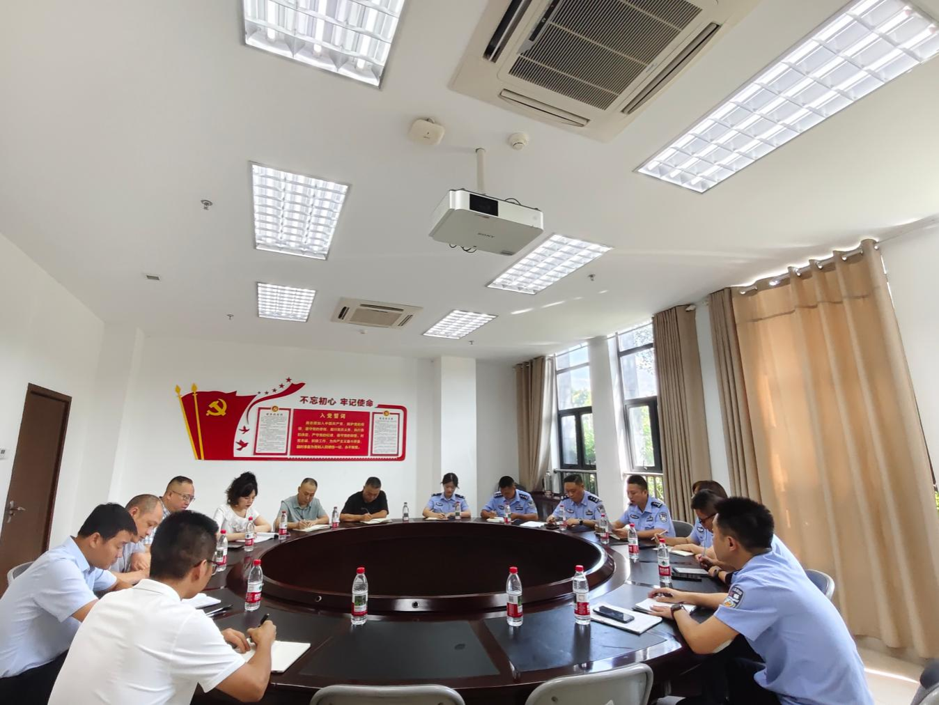 学校召开...